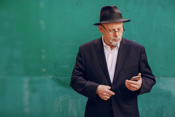 田野里的老人图片下载