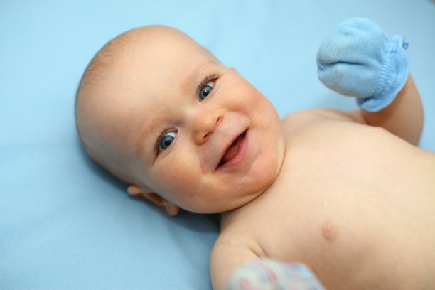 婴儿床里的小男孩戴着连指手套图片下载