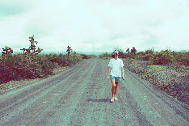 厄瓜多尔加拉帕戈斯群岛，一名妇女走在沙漠的路上图片下载