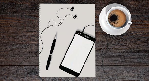 智能手机和耳机，桌上放着咖啡和白纸图片下载