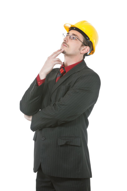 年轻的工程师抬起头图片下载