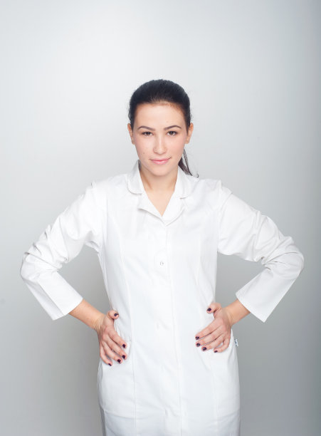 女医生摆出坚毅的姿势图片下载