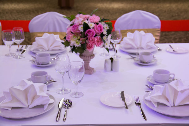 餐桌上吃饭图片下载