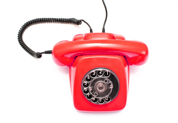 红色复古电话孤立在白色背景。图片下载
