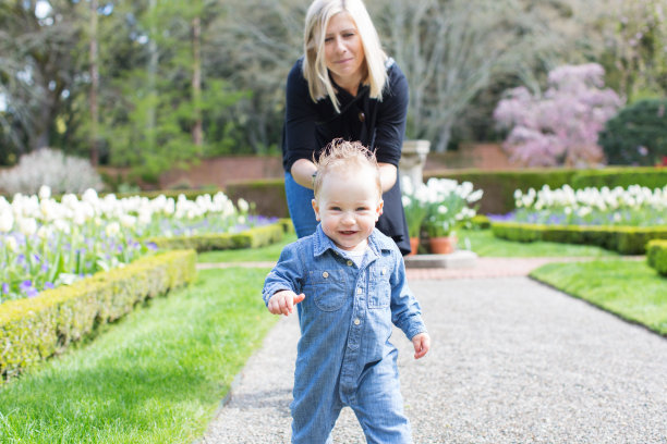 年轻的母亲和蹒跚学步的孩子在公园里图片下载