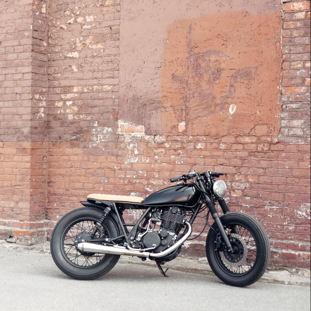 老式摩托车停在停车场素材图片