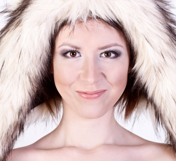 年轻漂亮的女孩微笑在冬天的帽子图片下载