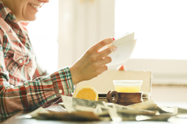 在相册里放照片和喝茶的女人图片下载