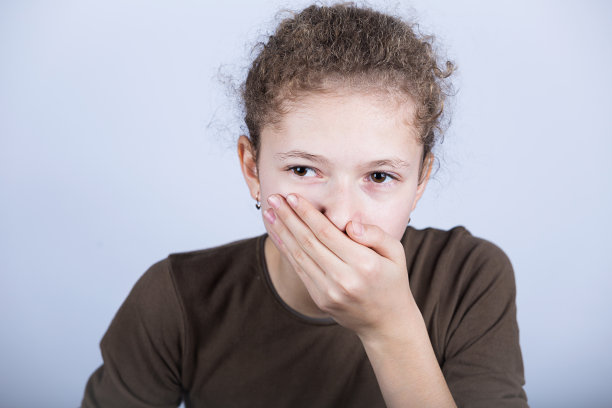 小女孩的胃痛得厉害图片下载