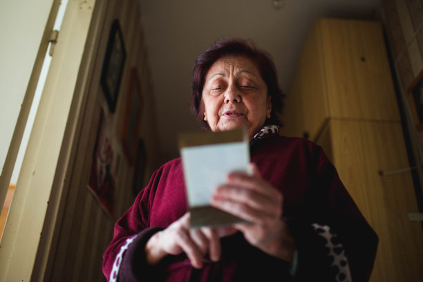 甜美怀旧的奶奶看着她孙子的照片图片下载