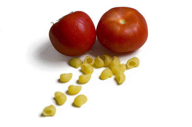白色背景上孤立的番茄和意大利面图片下载