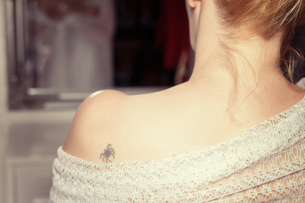 女人露出裸露的肩膀图片下载