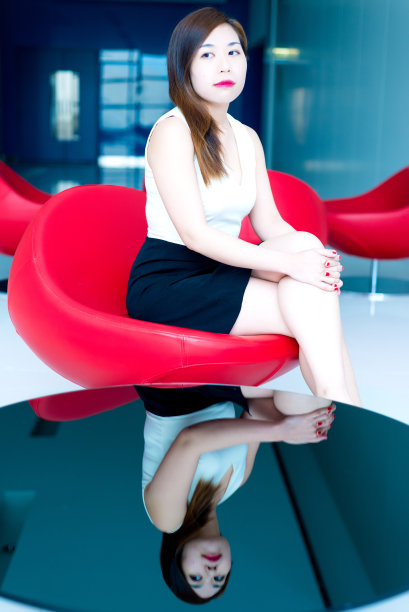 女商人坐在红色沙发上图片下载