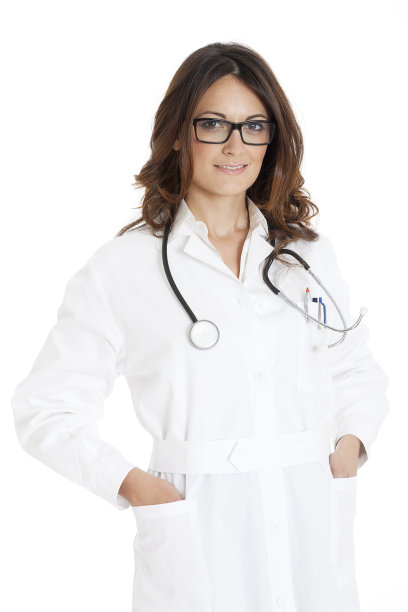 带着听诊器微笑的女医生。图片下载