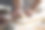 男性面包师揉面手的特写图片下载