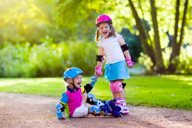 孩子们在夏季公园滑旱冰图片下载