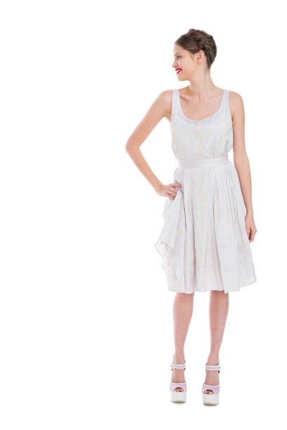 开朗漂亮的女人在白色的裙子摆姿势图片下载