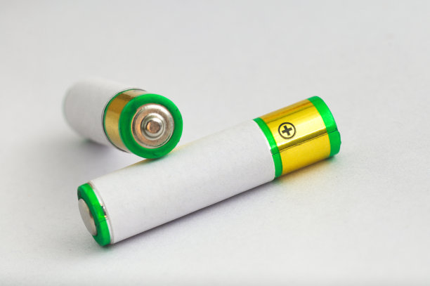 电池测试器和电池状态良好，隔离在白色背景上图片下载