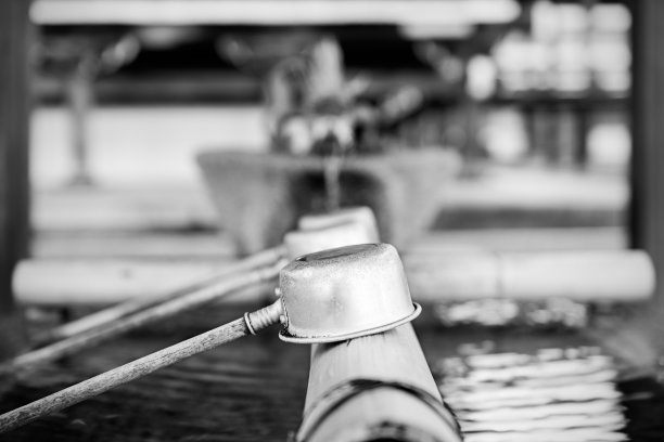 日本京都神社的净化喷泉图片下载