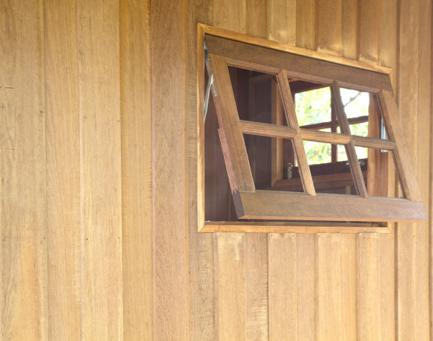 木屋的木框窗。图片下载
