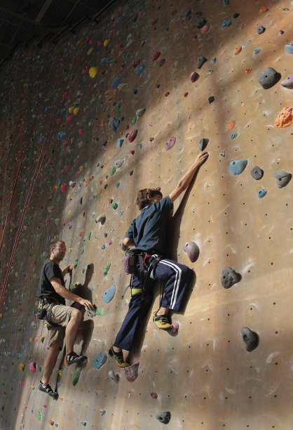 父亲和儿子攀岩-没有保护图片下载