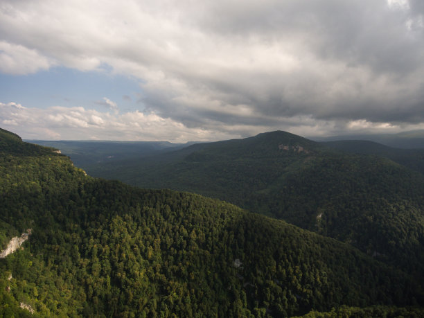 阴天下的高加索山头图片下载