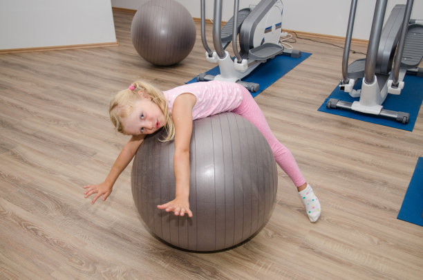 女孩用健身球运动图片下载