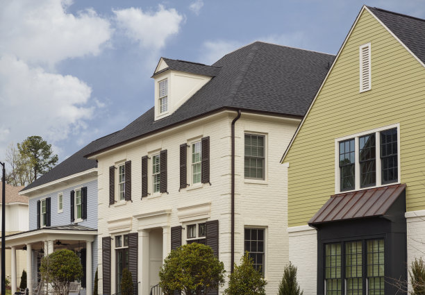 街道上的一排房子在白天图片下载