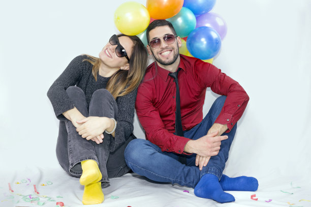 一对夫妇坐在派对上图片下载