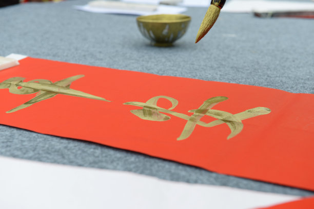 中国的传统习俗:写春联。素材图片