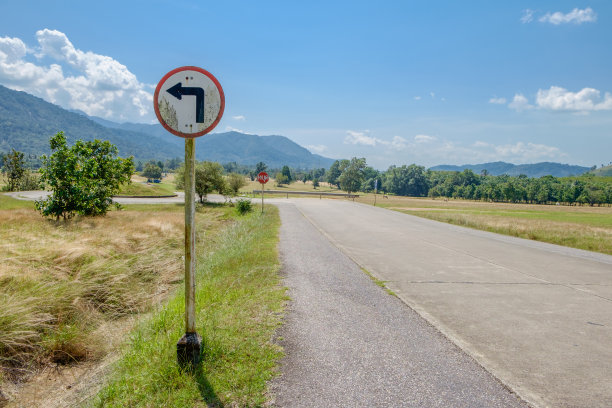 泰国警告路标，左转，交通标志符号图片下载