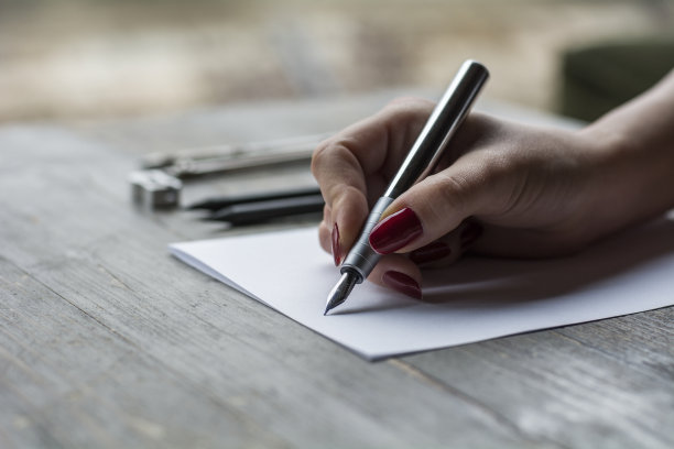 白纸上女人的笔迹图片下载