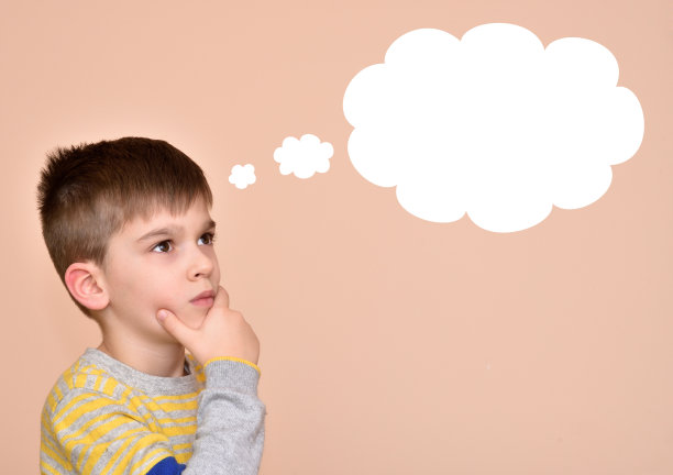 深思熟虑的小男孩图片下载