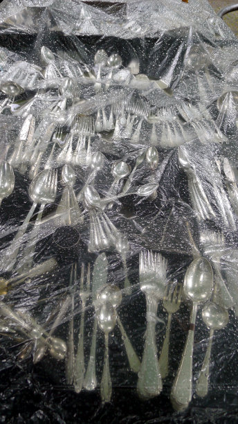 在跳蚤市场的餐具上，应装有锡纸，不下雨图片下载