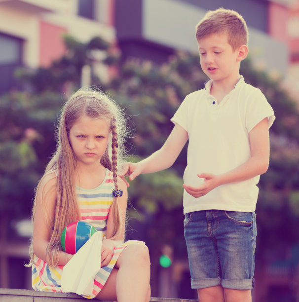 愤怒的女孩肖像图片下载