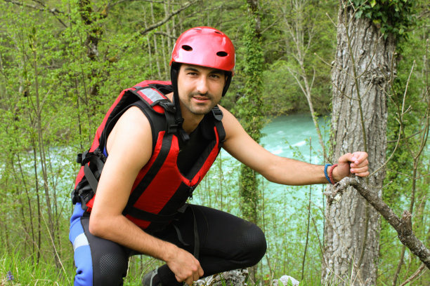 河椽准备在湍急的河上比赛图片下载