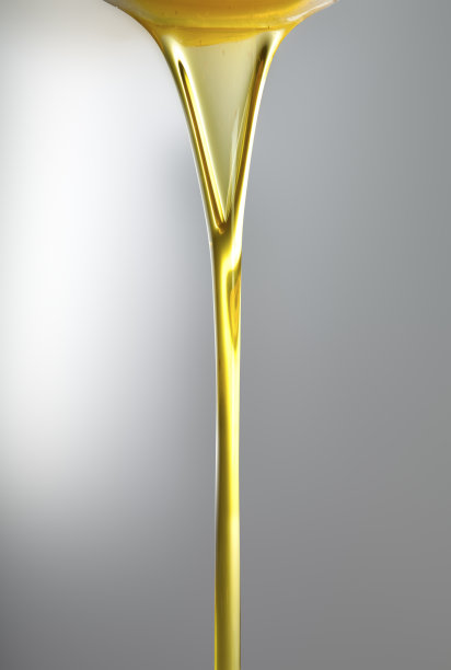 倒入油或金色液体图片下载