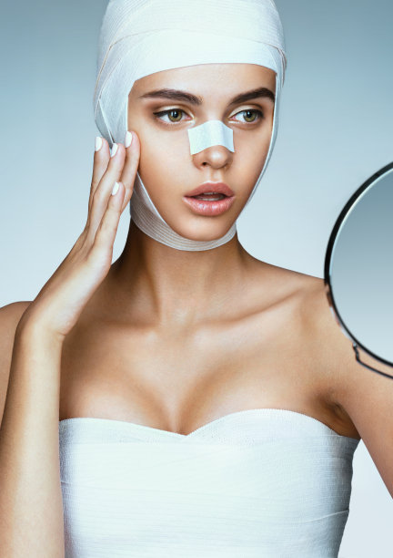 年轻女性整形手术后图片下载