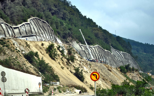 正在修建的公路旁的混凝土挡土墙图片下载