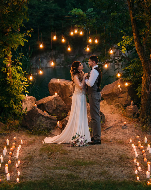 穿着白衣的女孩在大自然中与你相爱图片下载