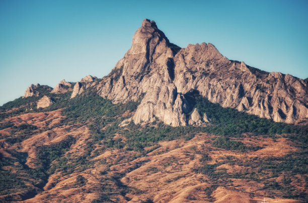 蓝天下的落基山图片下载
