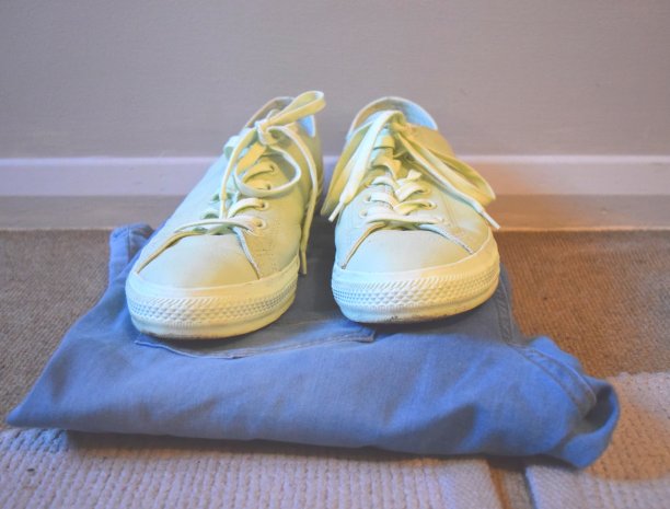 运动鞋和牛仔裤图片下载