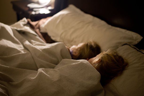 双胞胎姐妹睡在特大号床上图片下载