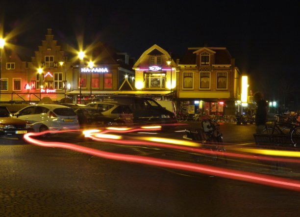 市中心的车灯图片下载