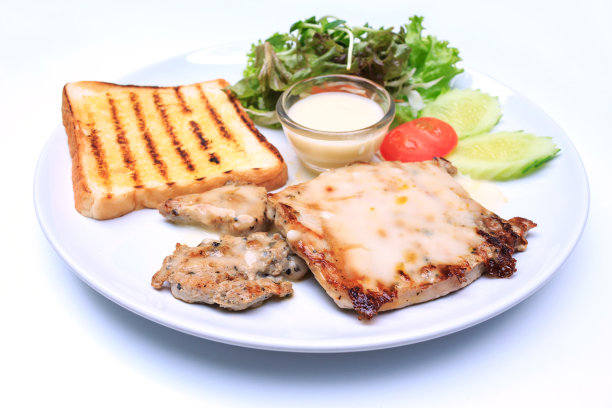 白背景上的牛排。图片下载