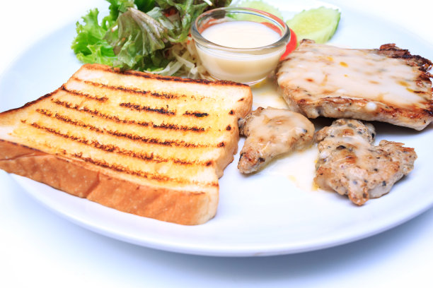 白背景上的牛排。图片下载