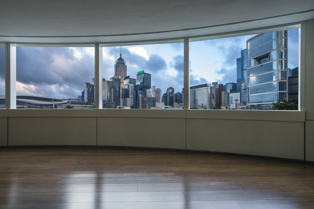 透过玻璃窗可以看到香港的城市景观和天际线图片下载