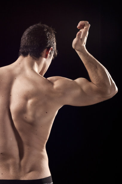 年轻人在炫耀他的二头肌图片下载