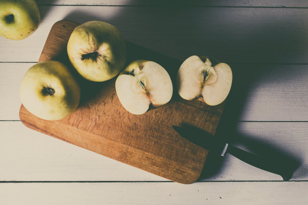 鲜苹果放在切菜板上图片下载