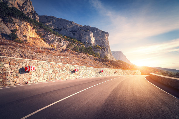 沥青道路。五彩缤纷的风景配上美丽的山路图片下载